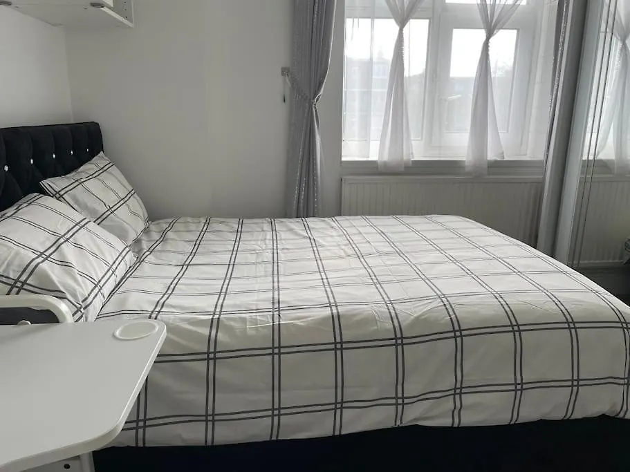 Lovely Comfortable Home Near Canarywhaflondoncity 0*, Londres